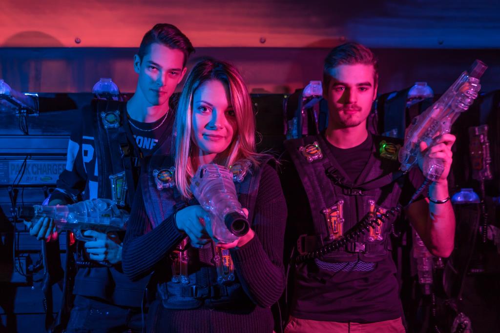Groupe de joueurs équipés pour une partie de laser game