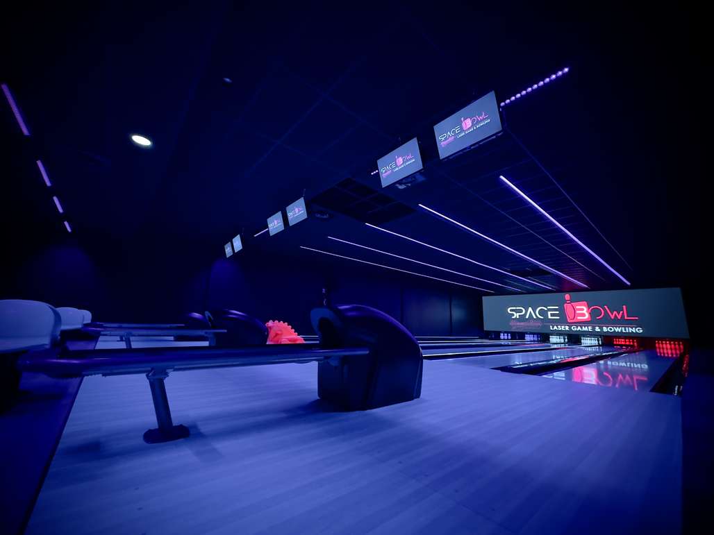 Ambiance bleue autour des pistes du SpaceBowl
